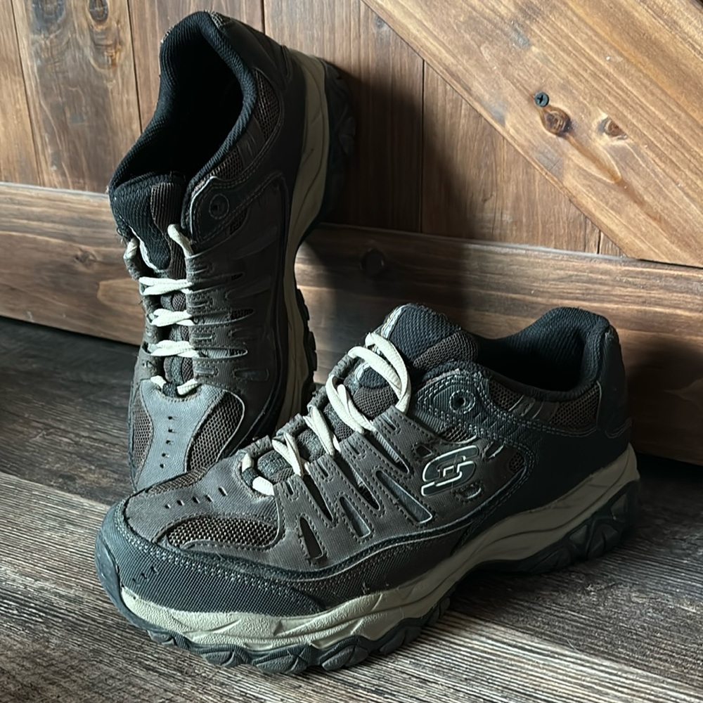 Sketchers memory foam men sneakers, excellent condition.